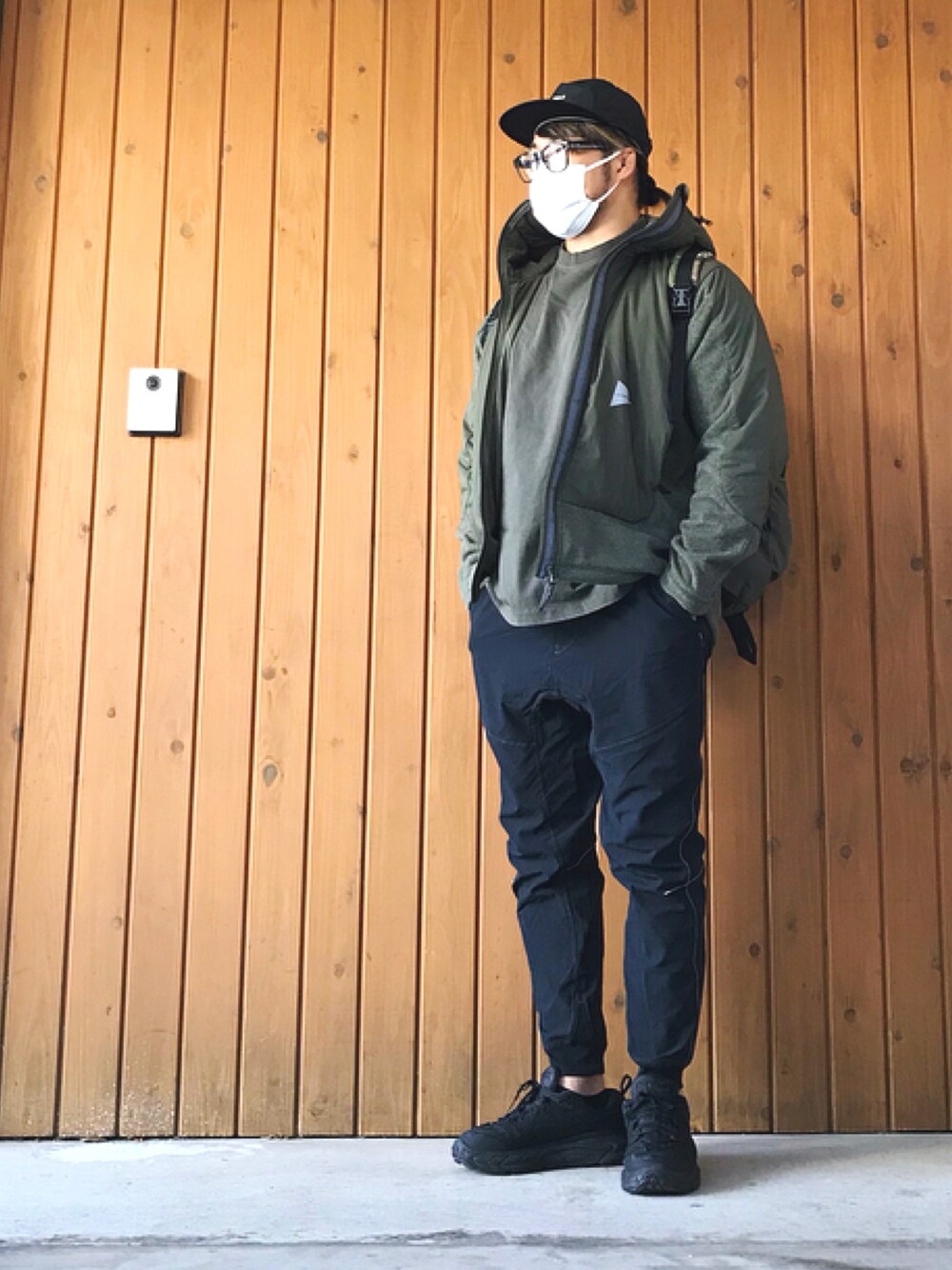 「fear of god、新日本プロレス道場」｜「NEW ERAのアイテム（キャップ、ブラック系）」を使った、棚橋弘至さん（メンズ・181cm）の冬コーディネートの1枚目の写真