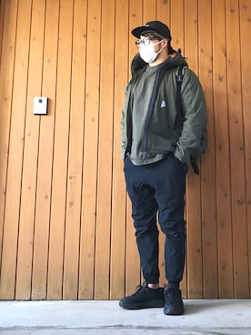 「and wander（アンドワンダー）のアイテム（マウンテンパーカー）」を使った、棚橋弘至さん（メンズ・181cm）の冬コーディネート