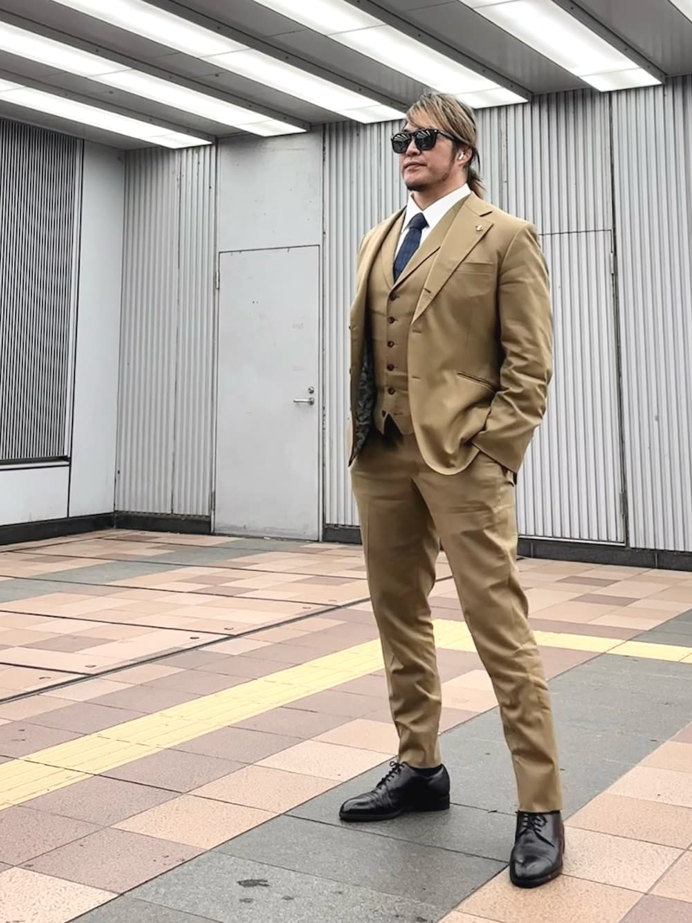 「新横浜」｜「GUCCIのアイテム（ネクタイ、ブルー系）」を使った、棚橋弘至さん（メンズ・181cm）の春コーディネートの1枚目の写真