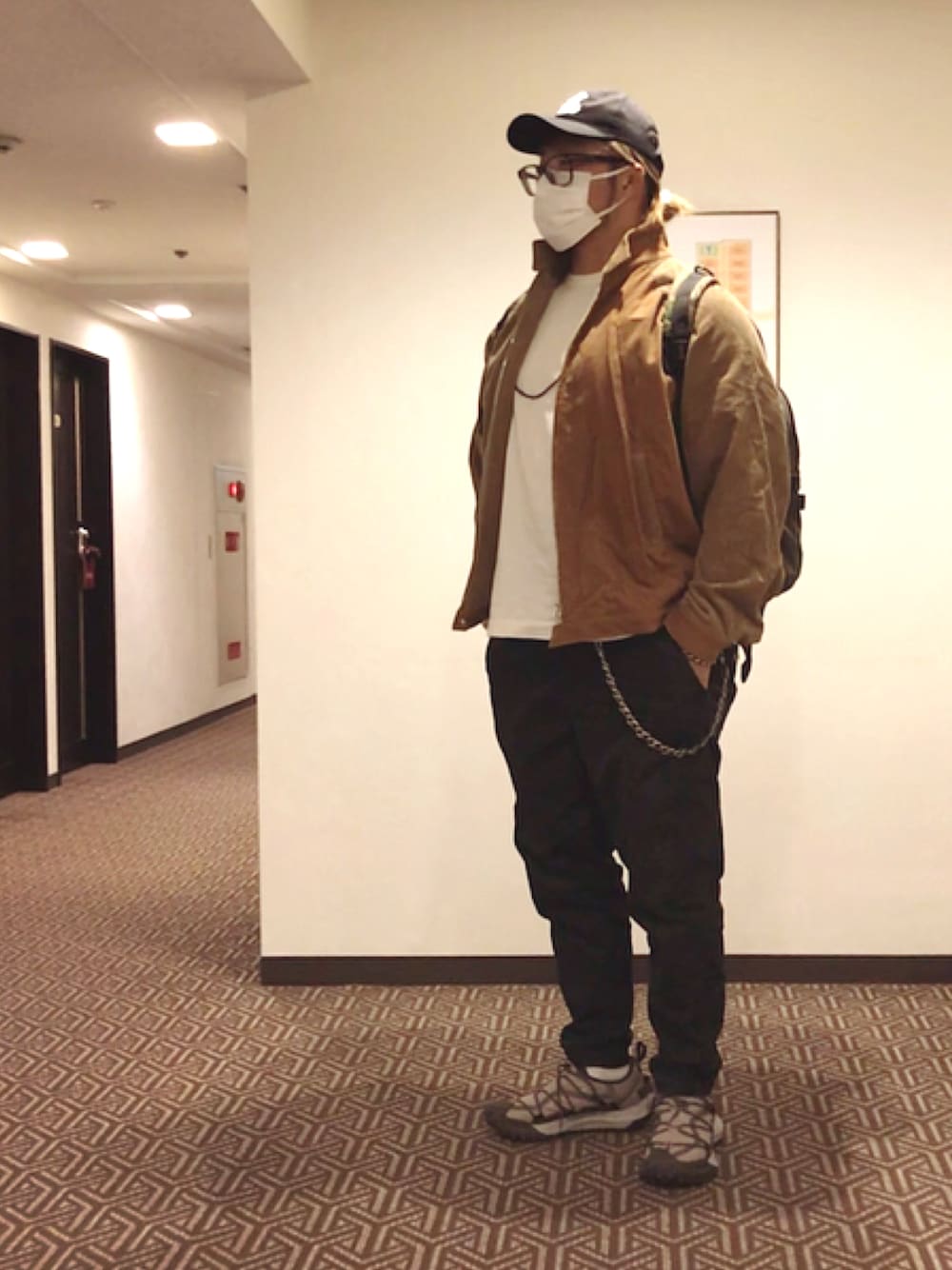 「大阪」｜「闘魂SHOPのアイテム（キャップ、ブラック系）」を使った、棚橋弘至さん（メンズ・181cm）の秋コーディネートの1枚目の写真