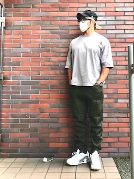 「and wander（アンドワンダー）のアイテム（スウェットパンツ）」を使った、棚橋弘至さん（メンズ・181cm）の夏コーディネート