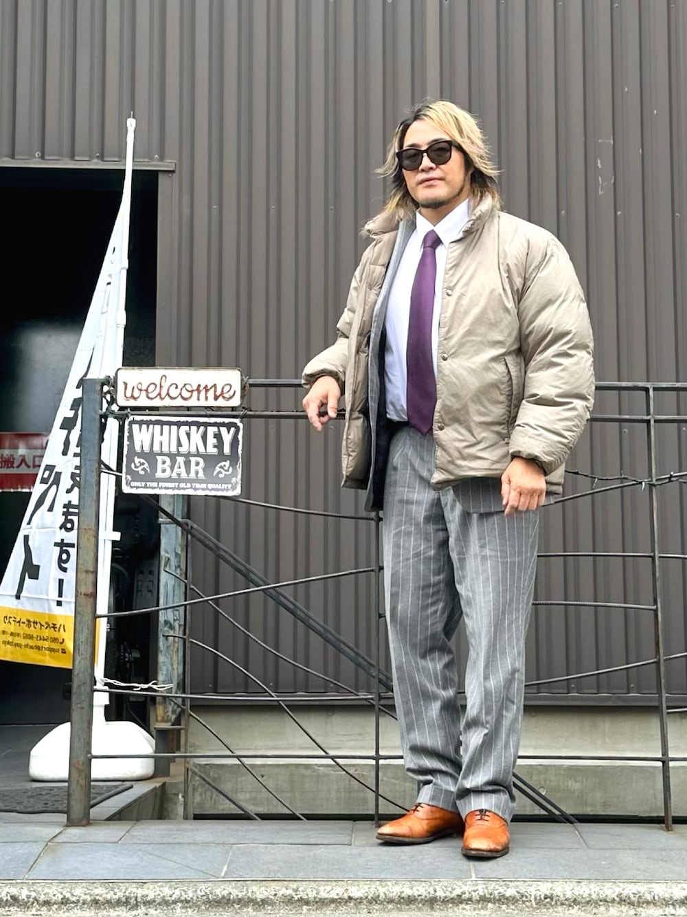 「Sinnのアイテム（腕時計、ブラック系）」を使った、棚橋弘至さん（メンズ・181cm）の春コーディネートの1枚目の写真