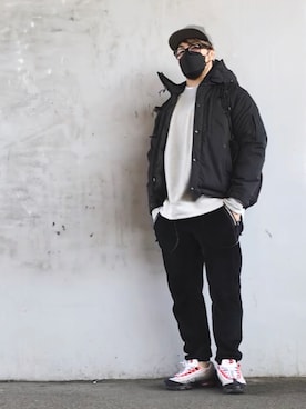 「and wander（アンドワンダー）のアイテム（バッグ）」を使った、棚橋弘至さん（メンズ・181cm）の冬コーディネート