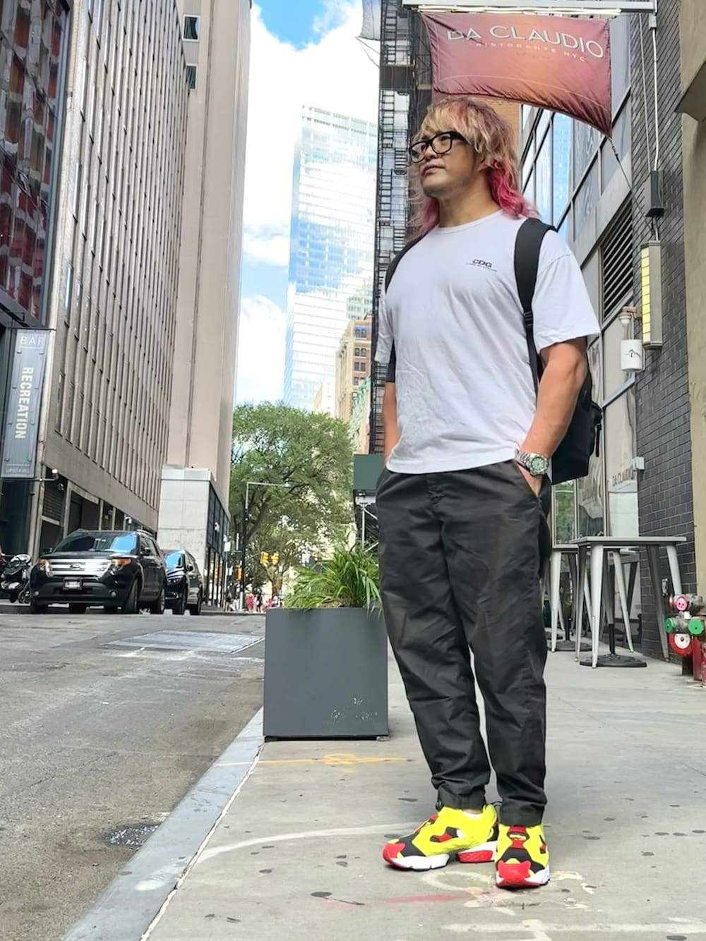 「newyork」｜「CDGのアイテム（Tシャツ/カットソー、ホワイト系）」を使った、棚橋弘至さん（メンズ・181cm）の夏コーディネートの1枚目の写真