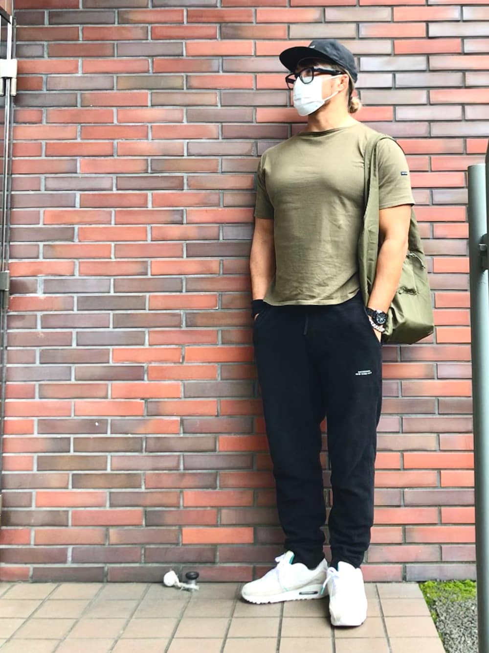 「カーキ」｜「Fear of God Los Angelesのアイテム（キャップ、ブラック系）」を使った、棚橋弘至さん（メンズ・181cm）の秋コーディネートの1枚目の写真