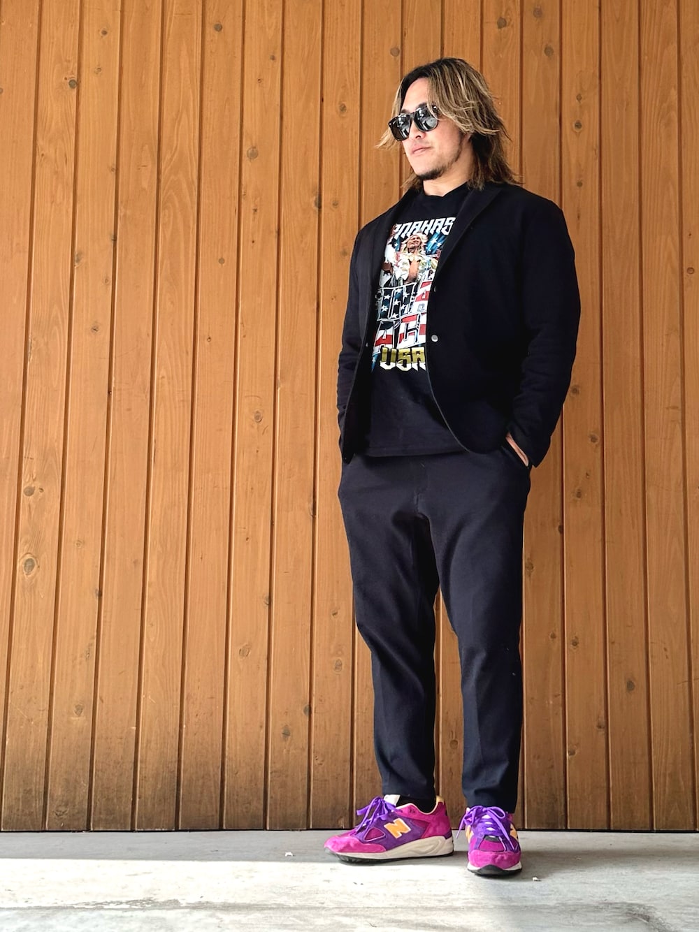 「新日本プロレス道場、990」｜「闘魂SHOP USAのアイテム（Tシャツ/カットソー、ブラック系）」を使った、棚橋弘至さん（メンズ・181cm）の春コーディネートの1枚目の写真
