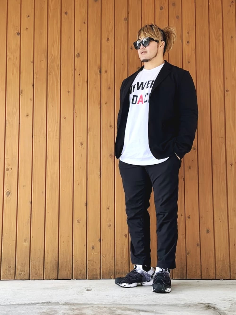 「PUMP FURY、新日本プロレス道場、alltogether、GOACE」｜「NEW ERAのアイテム（Tシャツ/カットソー、ホワイト系）」を使った、棚橋弘至さん（メンズ・181cm）の夏コーディネートの1枚目の写真
