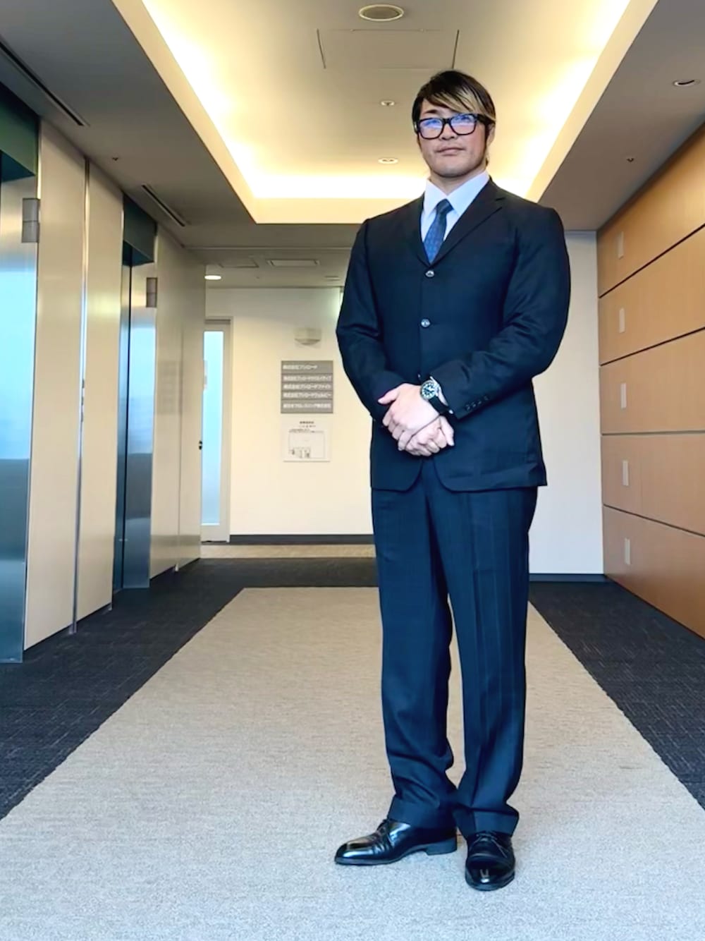 「中野坂上、新日本プロレス」｜「GUCCIのアイテム（ネクタイ、ブルー系）」を使った、棚橋弘至さん（メンズ・181cm）の夏コーディネートの1枚目の写真