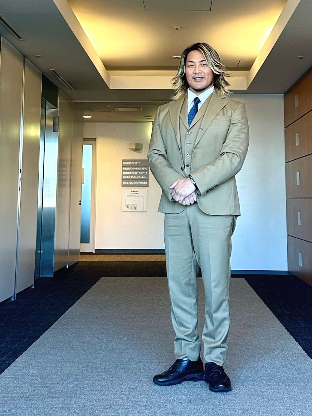 「中野坂上」｜「GUCCIのアイテム（ネクタイ、ブルー系）」を使った、棚橋弘至さん（メンズ・181cm）の秋コーディネートの1枚目の写真