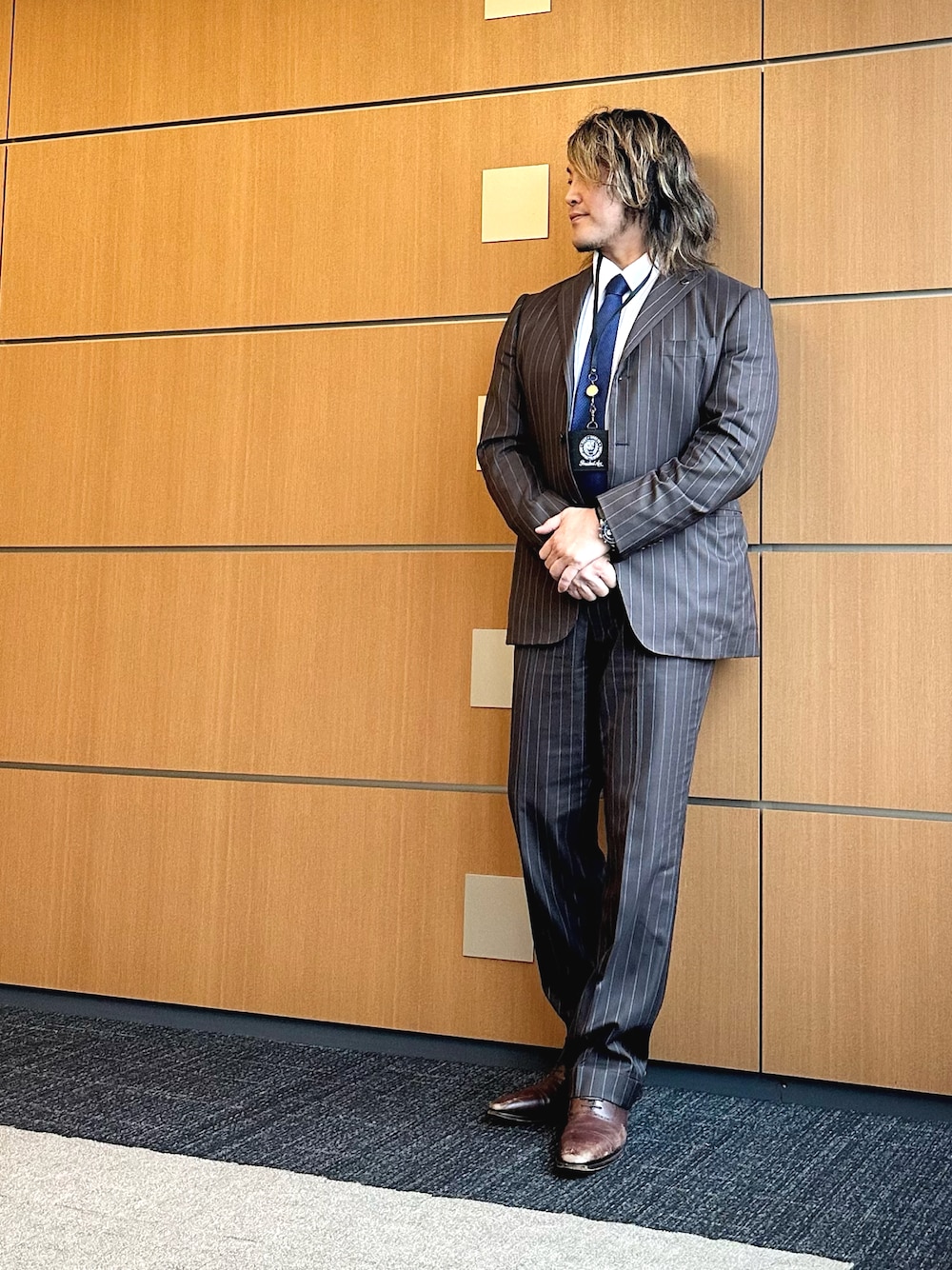 「中野坂上」｜「BEAMSのアイテム（スーツセット、ブラウン系）」を使った、棚橋弘至さん（メンズ・181cm）の夏コーディネートの1枚目の写真