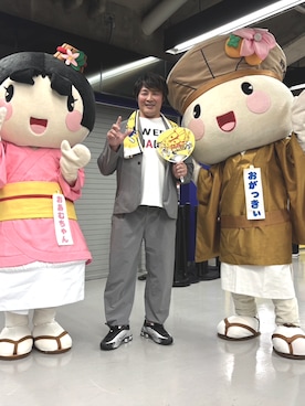 「NEW ERA（ニューエラ）のアイテム（Tシャツ/カットソー、ホワイト系）」を使った、棚橋弘至さん（メンズ・181cm）の夏コーディネート