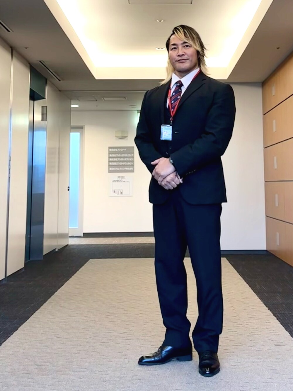「中野坂上」｜「シンニチプレミアムストア👔のアイテム（ネクタイ、その他）」を使った、棚橋弘至さん（メンズ・181cm）の春コーディネートの1枚目の写真