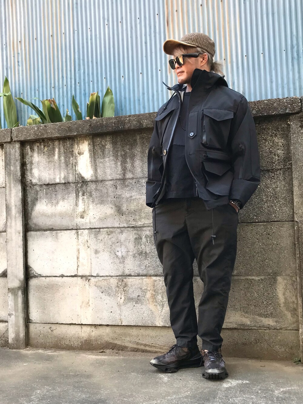 「新日本プロレス道場」｜「Hender Schemeのアイテム（キャップ、ブラウン系）」を使った、棚橋弘至さん（メンズ・181cm）の冬コーディネートの1枚目の写真