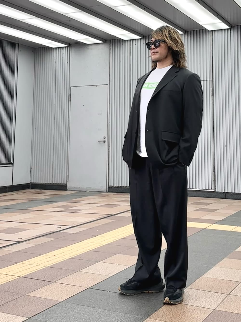 「新横浜」｜「闘魂SHOPのアイテム（Tシャツ/カットソー、ホワイト系）」を使った、棚橋弘至さん（メンズ・181cm）の夏コーディネートの1枚目の写真