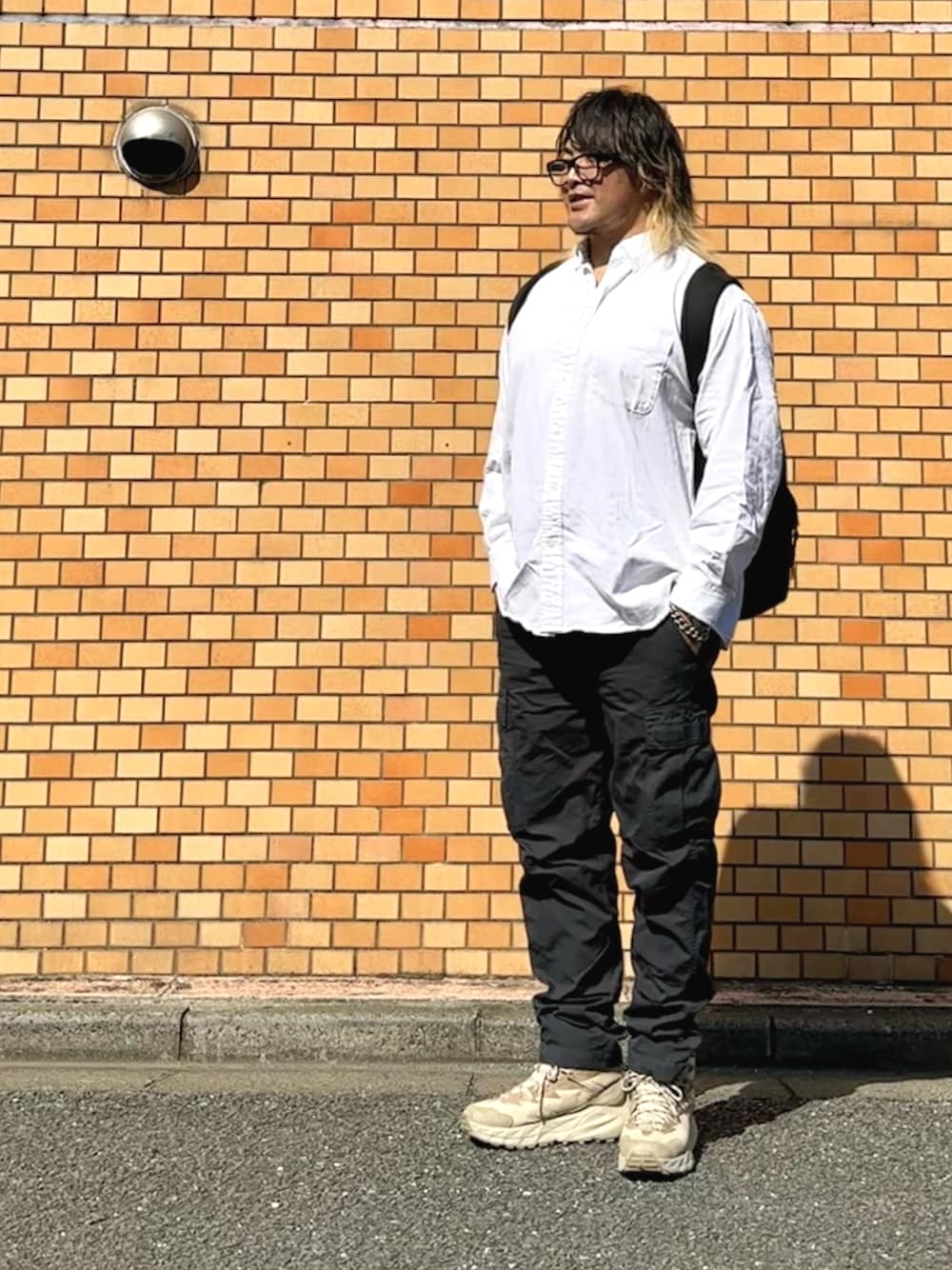 「GUのアイテム（シャツ/ブラウス、ホワイト系）」を使った、棚橋弘至さん（メンズ・181cm）の秋コーディネートの1枚目の写真