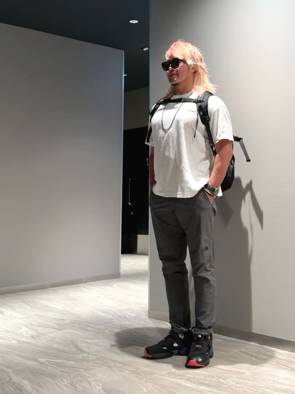 「PUMP FURY、札幌」｜「CDGのアイテム（Tシャツ/カットソー、ホワイト系）」を使った、棚橋弘至さん（メンズ・181cm）の夏コーディネートの1枚目の写真