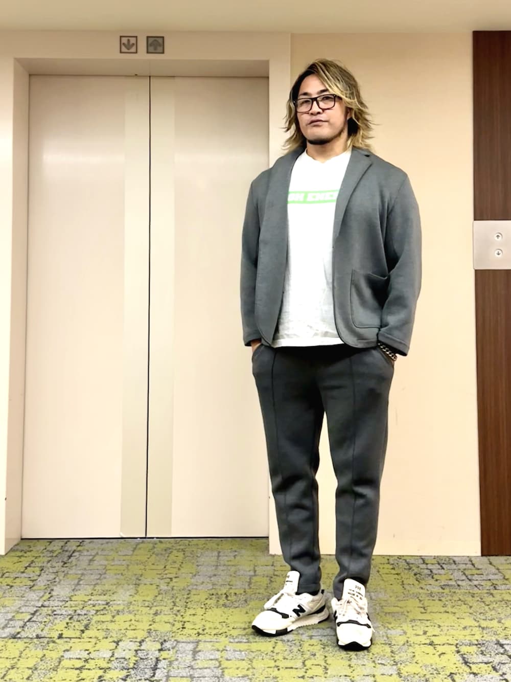「北海道」｜「闘魂SHOPのアイテム（Tシャツ/カットソー、ホワイト系）」を使った、棚橋弘至さん（メンズ・181cm）の秋コーディネートの1枚目の写真