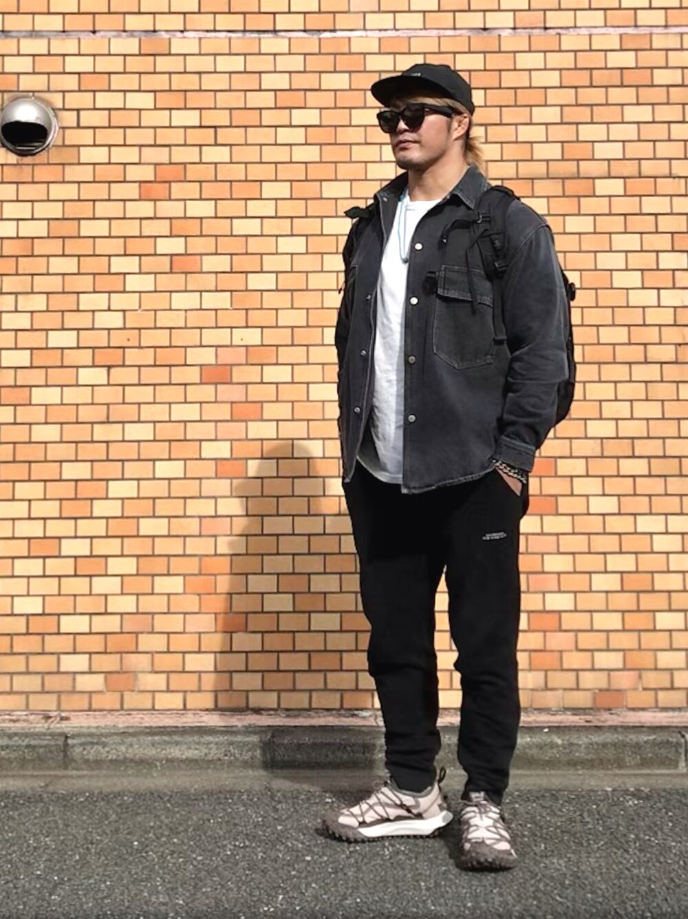 「fear of god、ESSENTIALS」｜「NEW ERAのアイテム（キャップ、ブラック系）」を使った、棚橋弘至さん（メンズ・181cm）の秋コーディネートの1枚目の写真