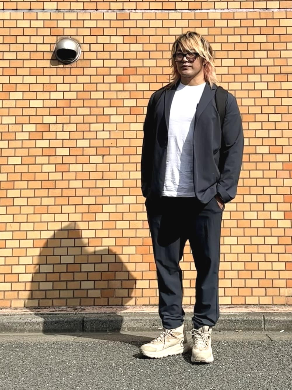 「闘魂SHOP」｜「闘魂SHOPのアイテム（Tシャツ/カットソー、ホワイト系）」を使った、棚橋弘至さん（メンズ・181cm）の秋コーディネートの1枚目の写真