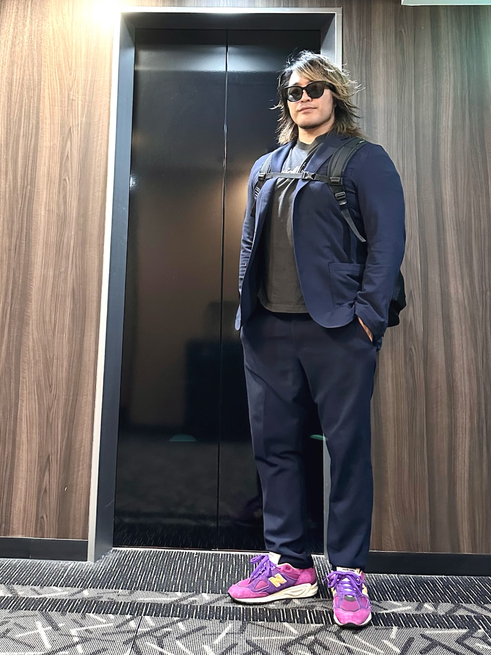 「闘魂SHOPのアイテム（Tシャツ/カットソー、グレー系）」を使った、棚橋弘至さん（メンズ・181cm）の夏コーディネートの1枚目の写真