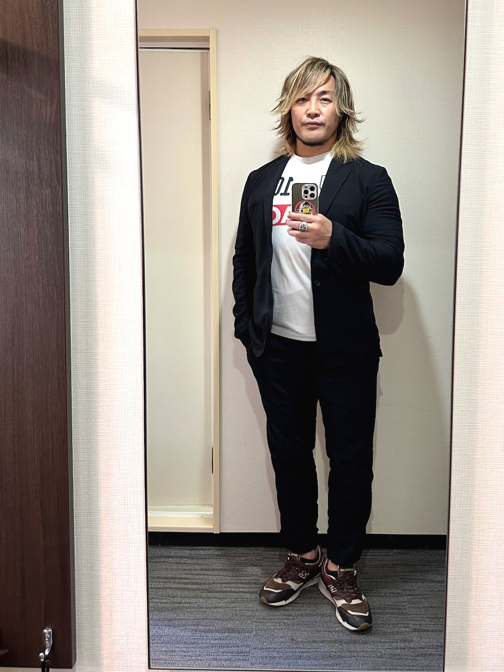 「函館」｜「闘魂SHOPのアイテム（Tシャツ/カットソー、ホワイト系）」を使った、棚橋弘至さん（メンズ・181cm）の秋コーディネートの1枚目の写真