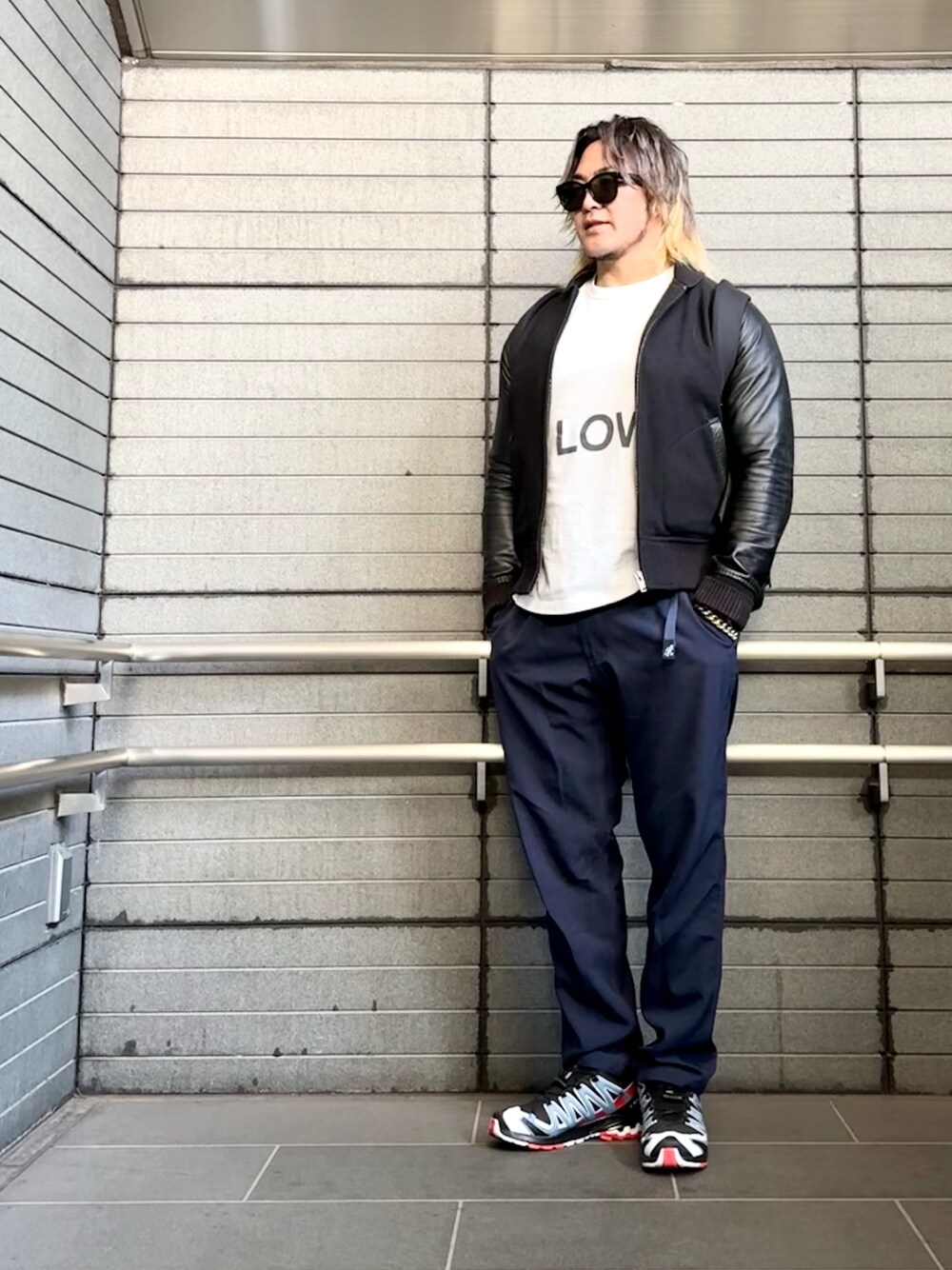 「二子玉川」｜「LOW IQ 01のアイテム（Tシャツ/カットソー、ホワイト系）」を使った、棚橋弘至さん（メンズ・181cm）の冬コーディネートの1枚目の写真