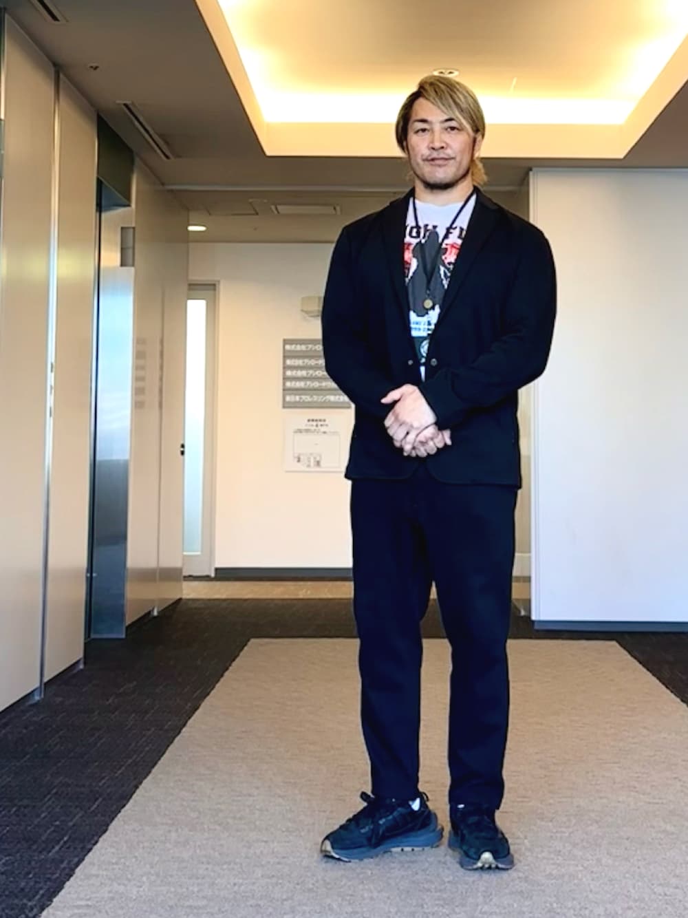 「中野坂上」｜「闘魂SHOPのアイテム（Tシャツ/カットソー、ホワイト系）」を使った、棚橋弘至さん（メンズ・181cm）の夏コーディネートの1枚目の写真