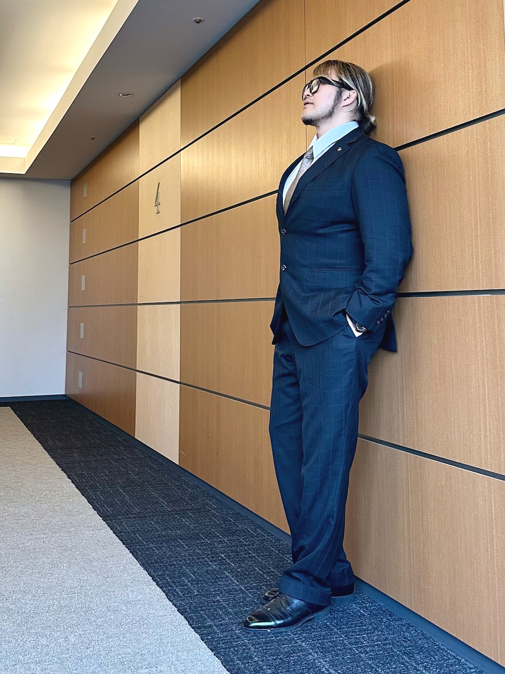「中野坂上」｜「TOM FORDのアイテム（ネクタイ、ゴールド系）」を使った、棚橋弘至さん（メンズ・181cm）の秋コーディネートの1枚目の写真