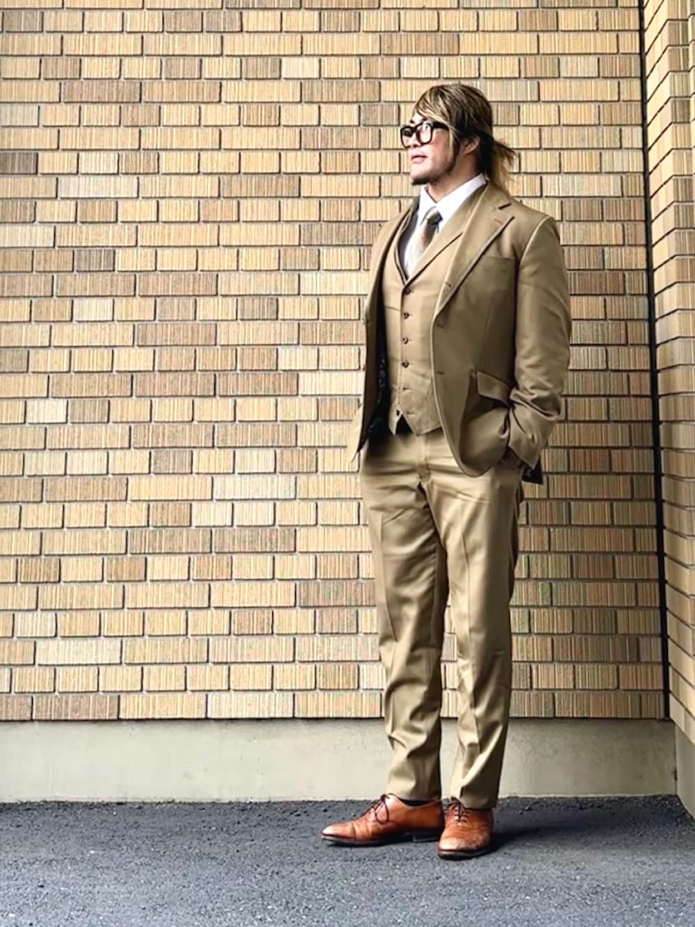 「TOM FORDのアイテム（ネクタイ、ゴールド系）」を使った、棚橋弘至さん（メンズ・181cm）の秋コーディネートの1枚目の写真
