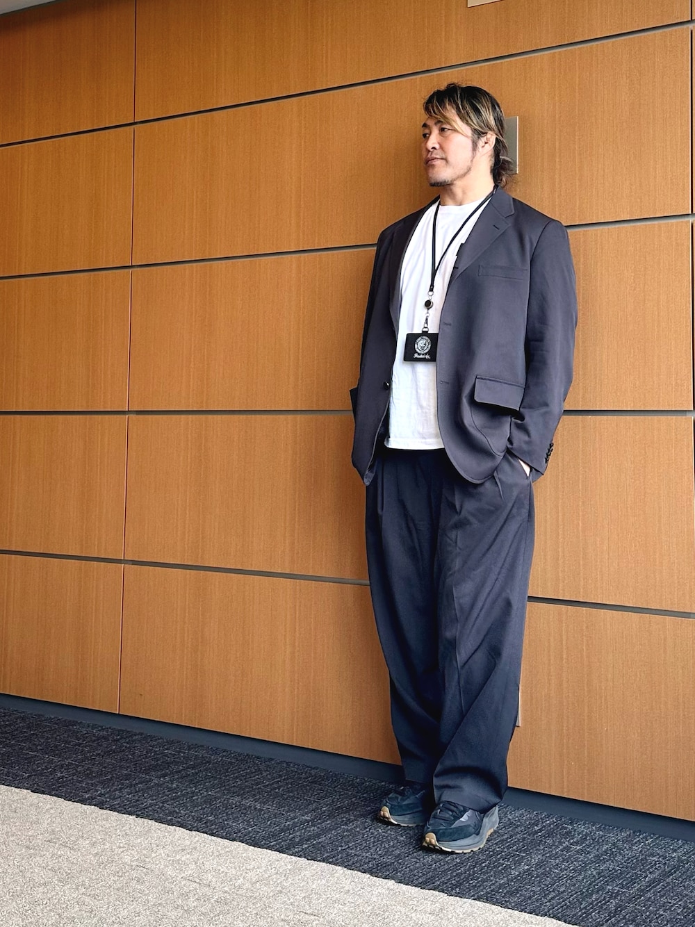 「中野坂上」｜「闘魂SHOPのアイテム（Tシャツ/カットソー、ホワイト系）」を使った、棚橋弘至さん（メンズ・181cm）の夏コーディネートの1枚目の写真