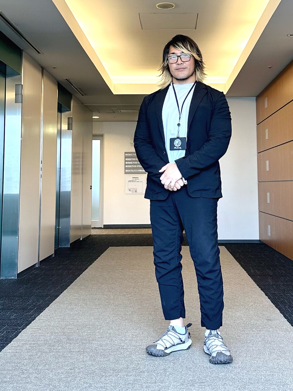 「中野坂上」｜「CAMBERのアイテム（Tシャツ/カットソー、ホワイト系）」を使った、棚橋弘至さん（メンズ・181cm）の夏コーディネートの1枚目の写真