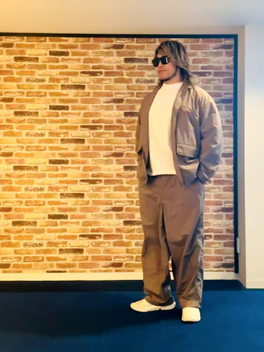 「福岡」｜「CAMBERのアイテム（Tシャツ/カットソー、ホワイト系）」を使った、棚橋弘至さん（メンズ・181cm）の春コーディネートの1枚目の写真