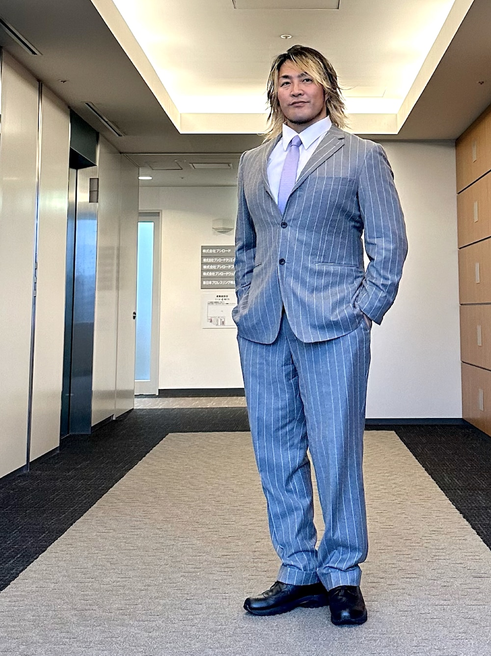 「新日本プロレス事務所、スーツスタイル」｜「HERMESのアイテム（ネクタイ、パープル系）」を使った、棚橋弘至さん（メンズ・181cm）の春コーディネートの1枚目の写真
