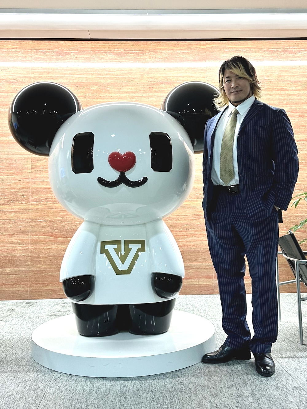 「ゴーちゃん」｜「Paul Stuartのアイテム（ネクタイ、ゴールド系）」を使った、棚橋弘至さん（メンズ・181cm）の夏コーディネートの1枚目の写真