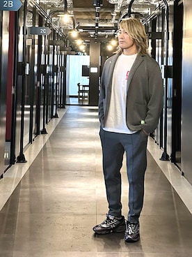 「アイテム（セットアップ）」を使った、棚橋弘至さん（メンズ・181cm）の秋コーディネート