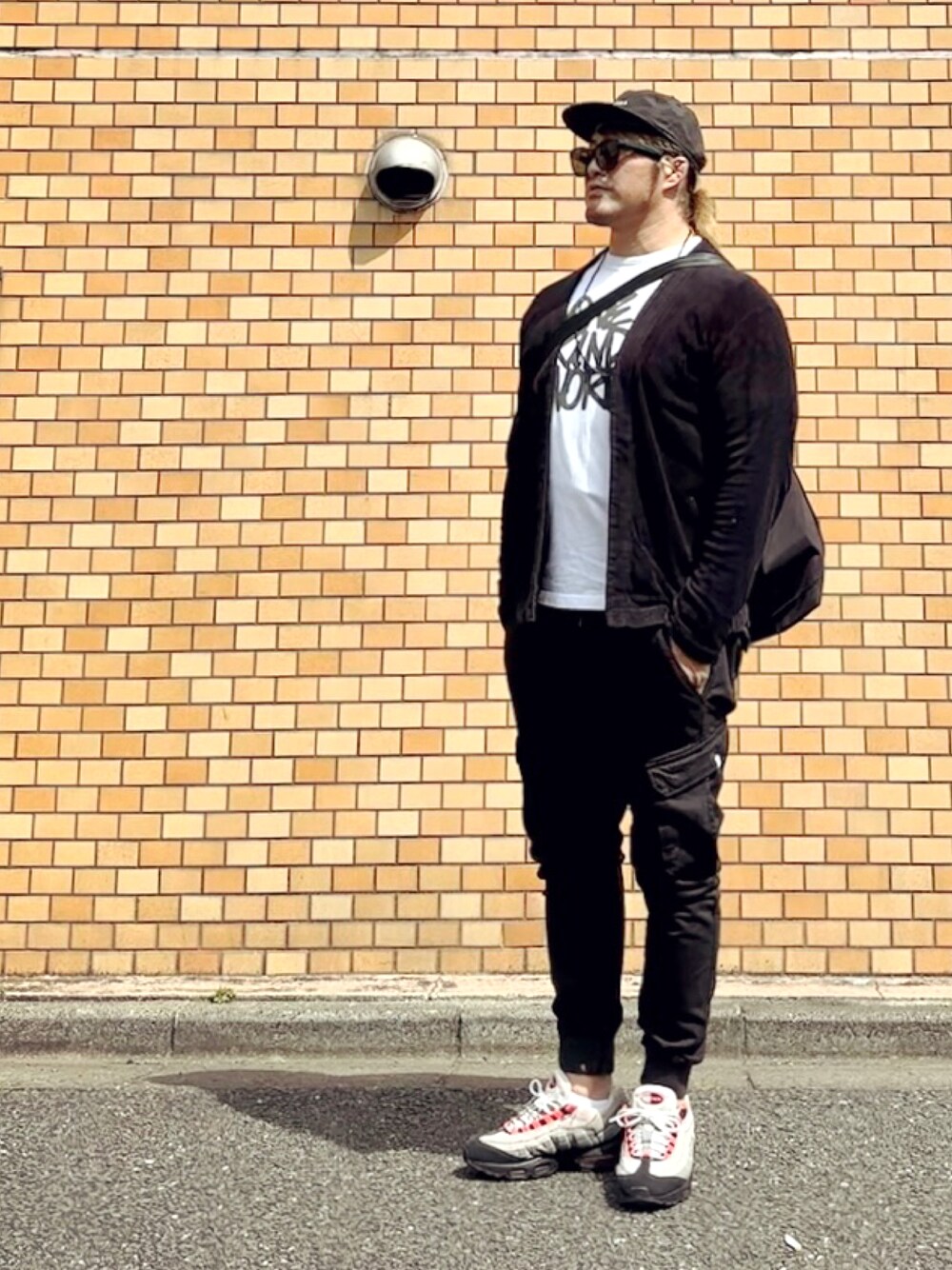 「ESSENTIALS、カーディガン」｜「NEW ERAのアイテム（キャップ、ブラック系）」を使った、棚橋弘至さん（メンズ・181cm）の春コーディネートの1枚目の写真