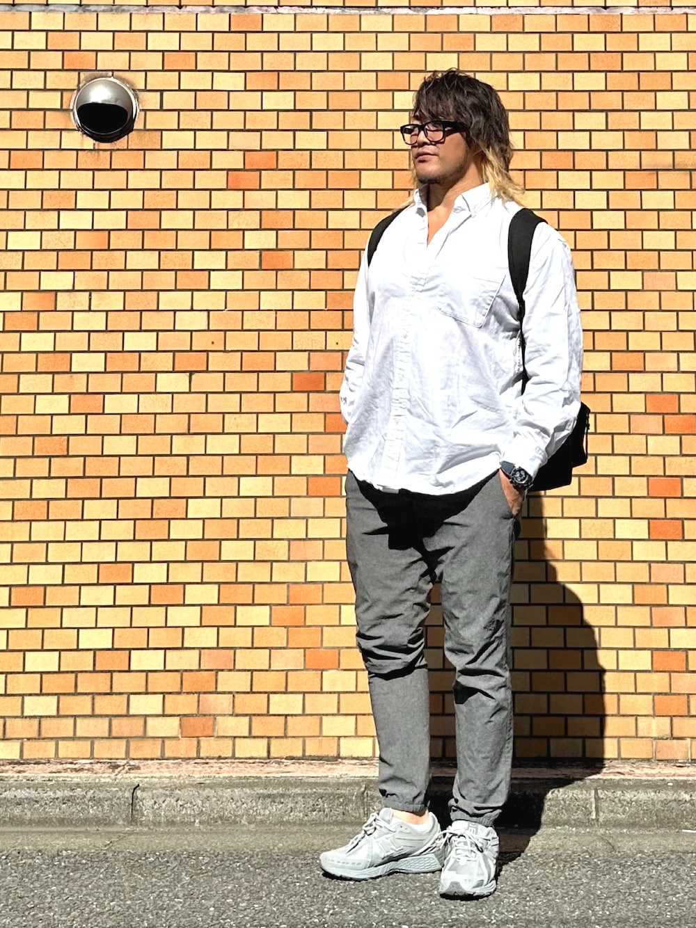 「GUのアイテム（シャツ/ブラウス、ホワイト系）」を使った、棚橋弘至さん（メンズ・181cm）の秋コーディネートの1枚目の写真