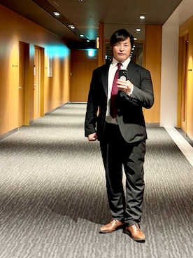 「オーダースーツのアイテム（スーツセット、ブラック系）」を使った、棚橋弘至さん（メンズ・181cm）の秋コーディネート