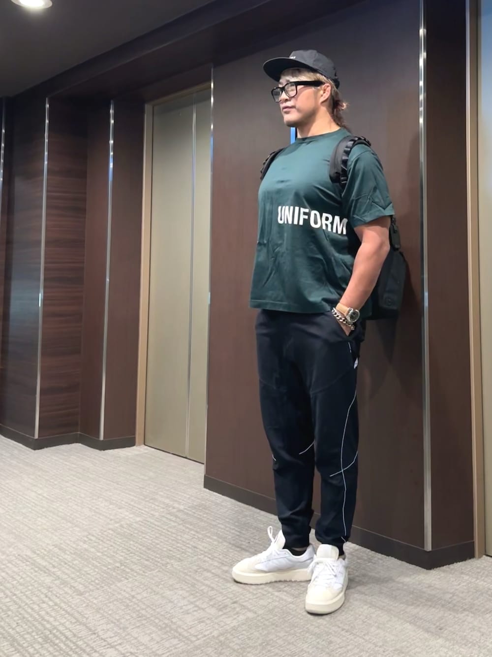 「ESSENTIALS」｜「NEW ERAのアイテム（キャップ、ブラック系）」を使った、棚橋弘至さん（メンズ・181cm）の夏コーディネートの1枚目の写真