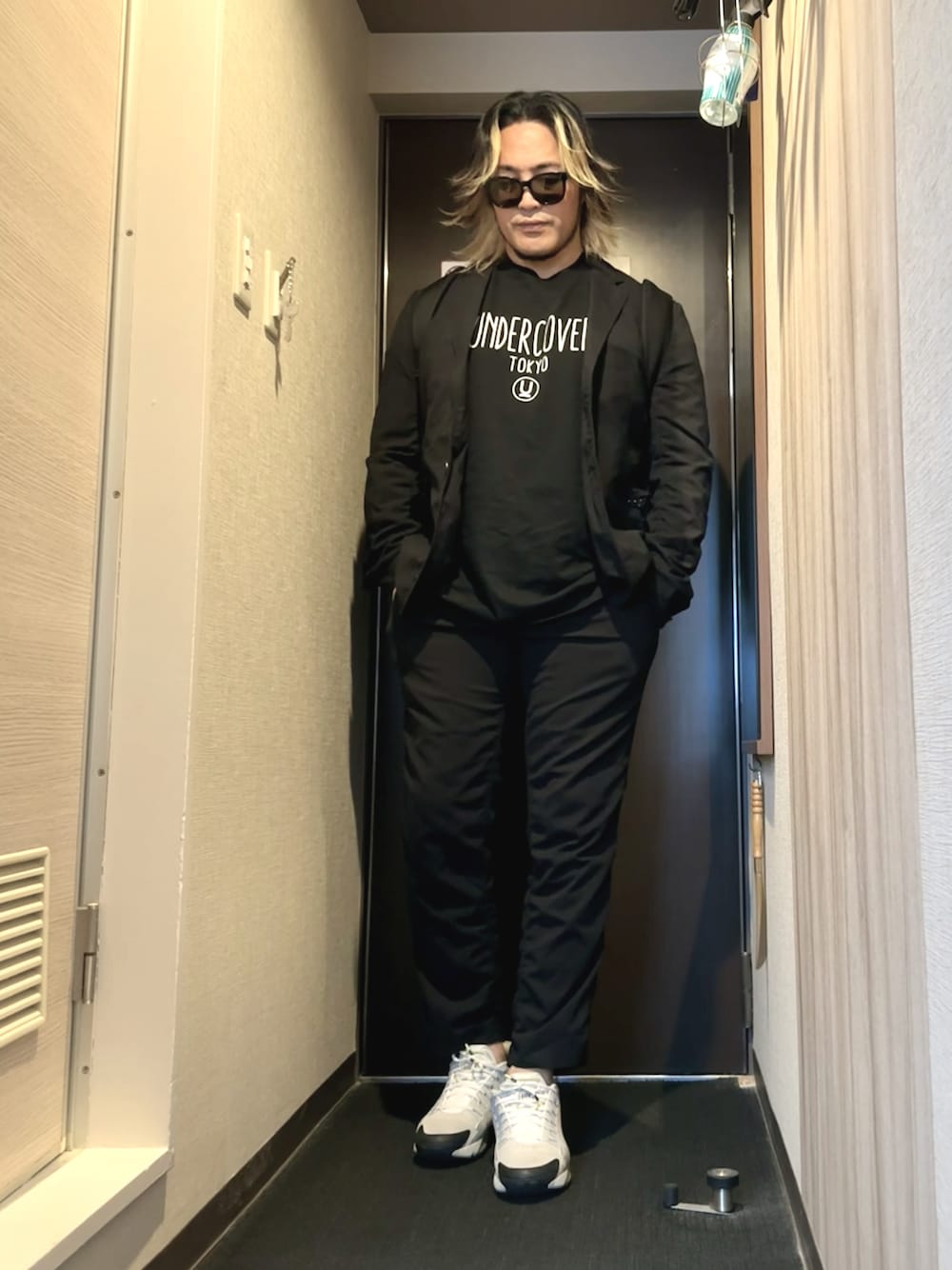「福島市」｜「UNDERCOVERのアイテム（Tシャツ/カットソー、ブラック系）」を使った、棚橋弘至さん（メンズ・181cm）の夏コーディネートの1枚目の写真