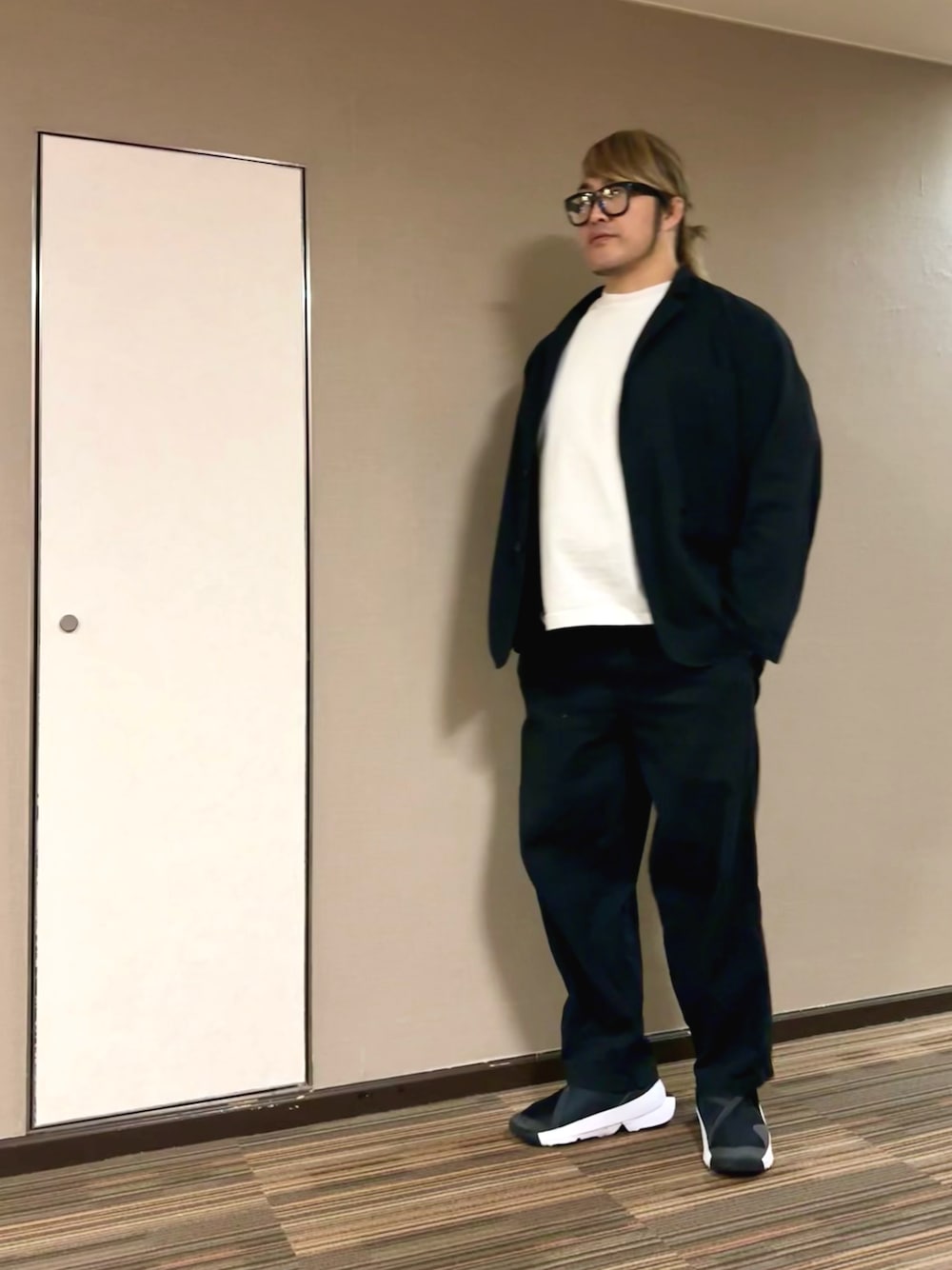 「神戸」｜「LUMINOXのアイテム（腕時計、ブラック系）」を使った、棚橋弘至さん（メンズ・181cm）の秋コーディネートの1枚目の写真