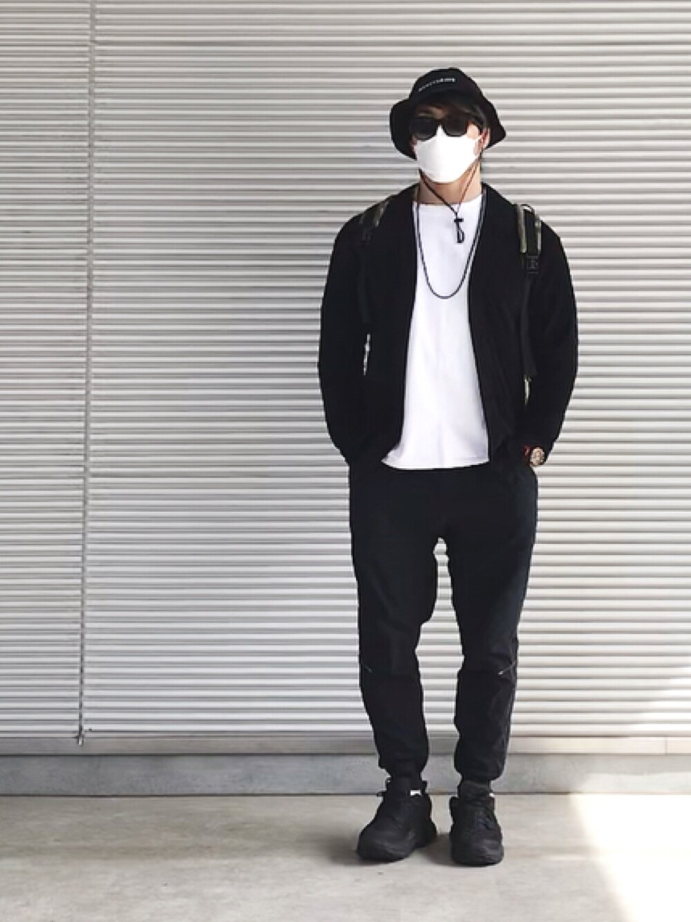 「mastermind×newera、HOKA ONE ONE × Engineered  Garments」｜「NEW ERAのアイテム（ハット、ブラック系）」を使った、棚橋弘至さん（メンズ・181cm）の春コーディネートの1枚目の写真