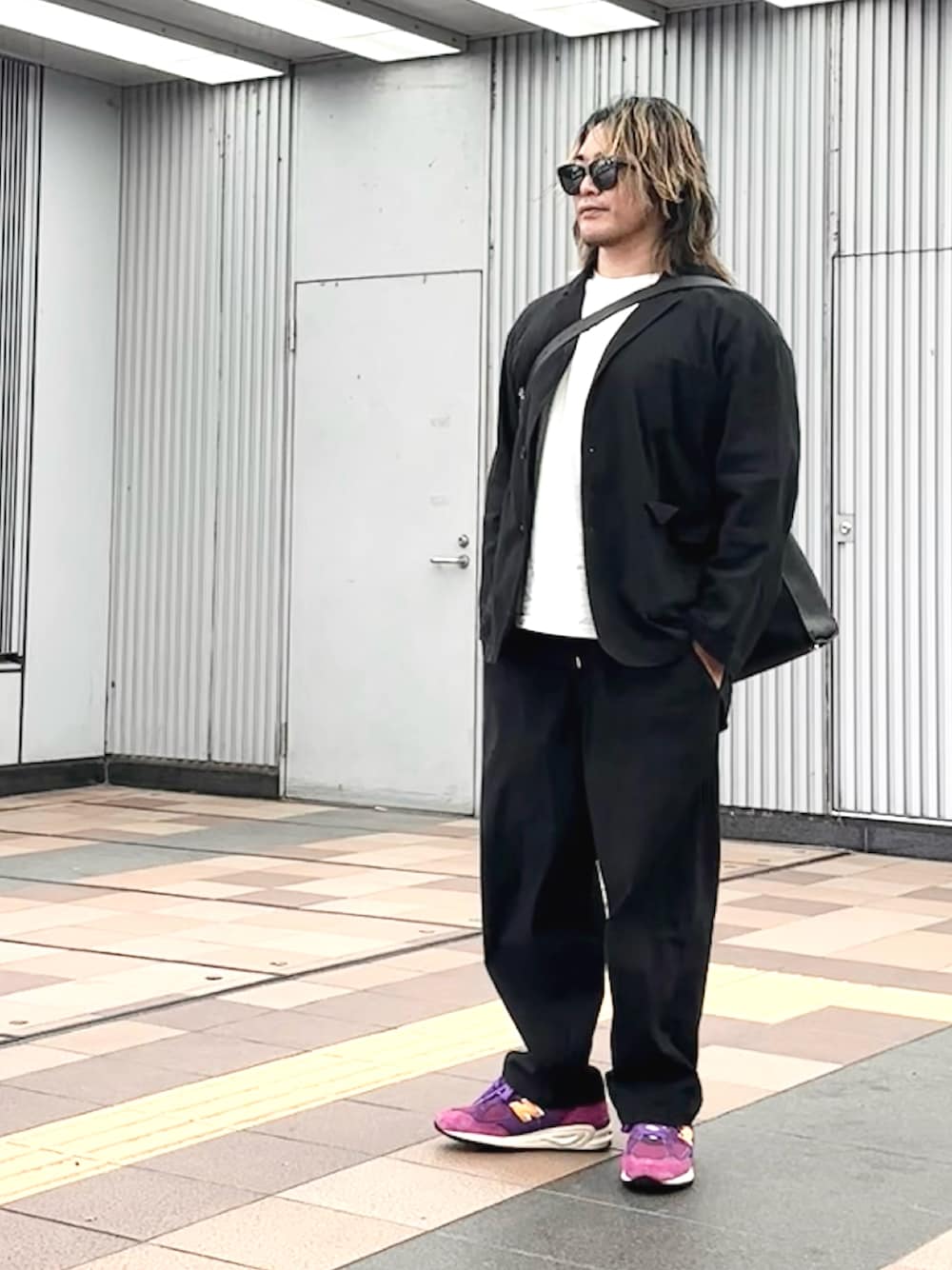 「新横浜」｜「TIGHTBOOTH PRODUCTIONのアイテム（Tシャツ/カットソー、ホワイト系）」を使った、棚橋弘至さん（メンズ・181cm）の春コーディネートの1枚目の写真