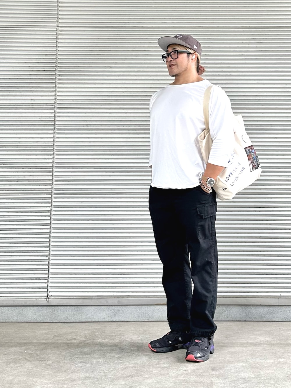 「PUMP FURY」｜「SOPHNET.のアイテム（Tシャツ/カットソー、ホワイト系）」を使った、棚橋弘至さん（メンズ・181cm）の秋コーディネートの1枚目の写真
