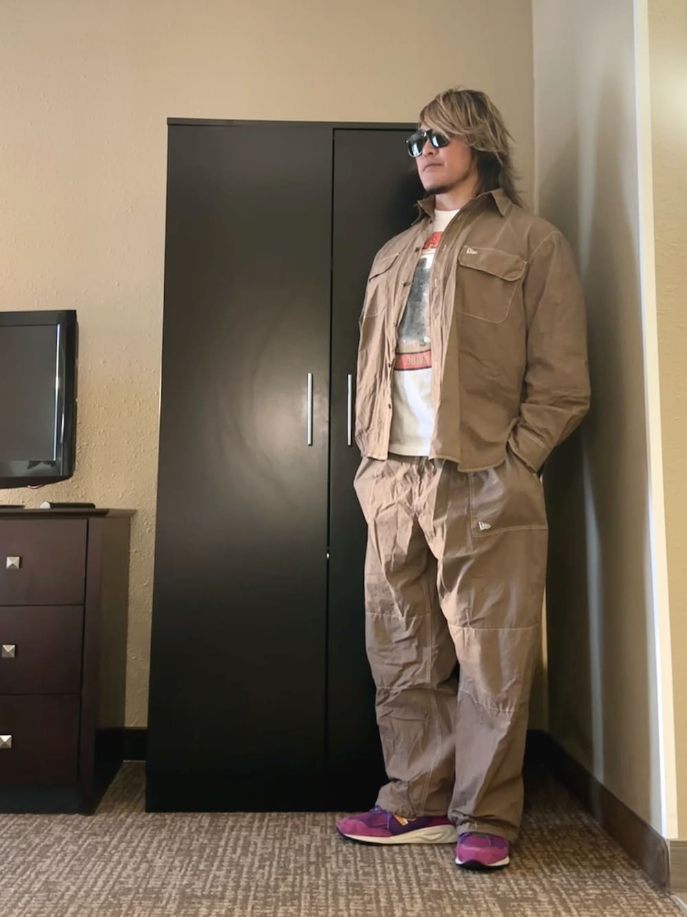 「990、chicago」｜「闘魂SHOPのアイテム（Tシャツ/カットソー、ホワイト系）」を使った、棚橋弘至さん（メンズ・181cm）の春コーディネートの1枚目の写真