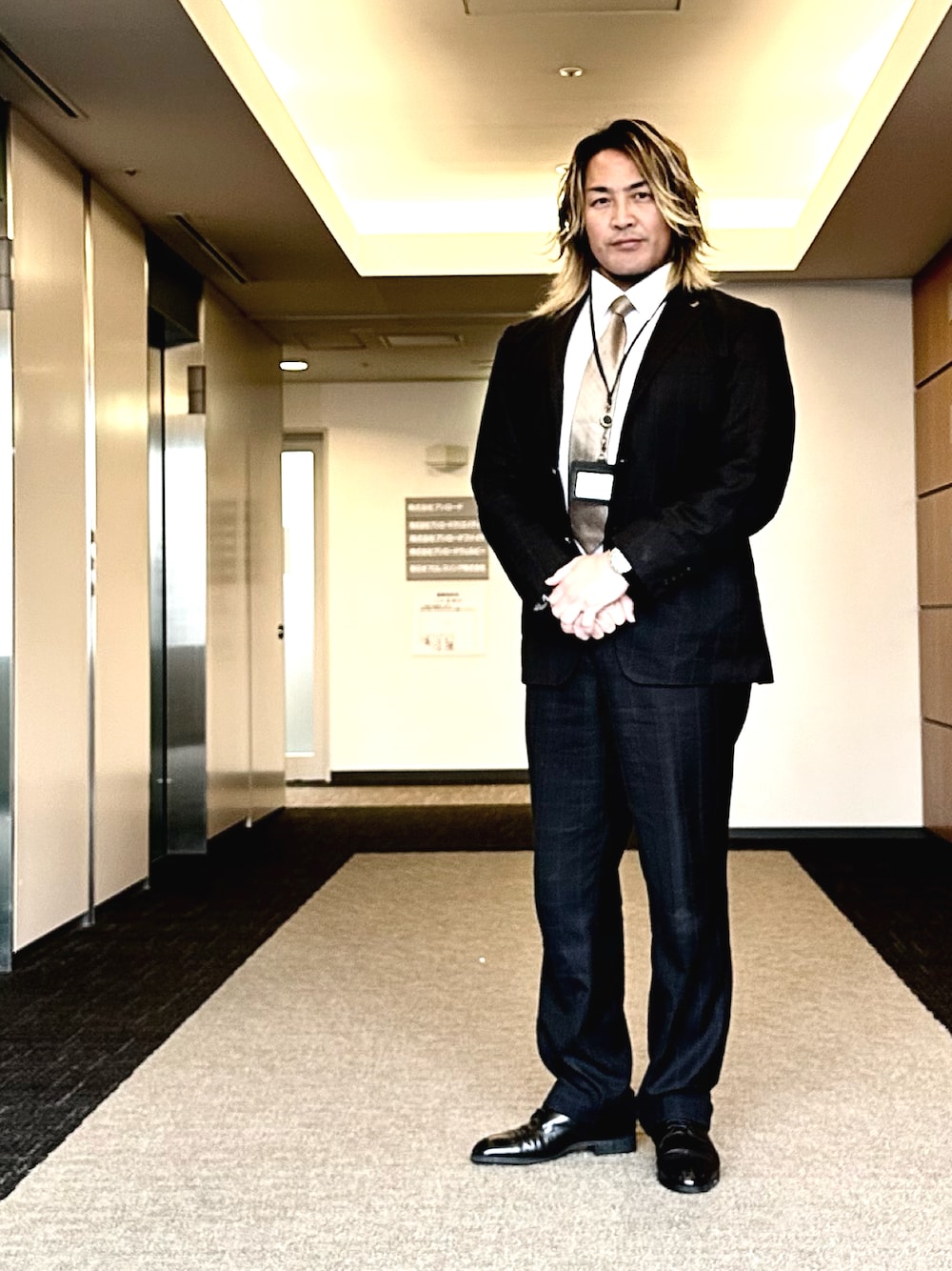 「中野坂上」｜「TOM FORDのアイテム（ネクタイ、ゴールド系）」を使った、棚橋弘至さん（メンズ・181cm）の冬コーディネートの1枚目の写真