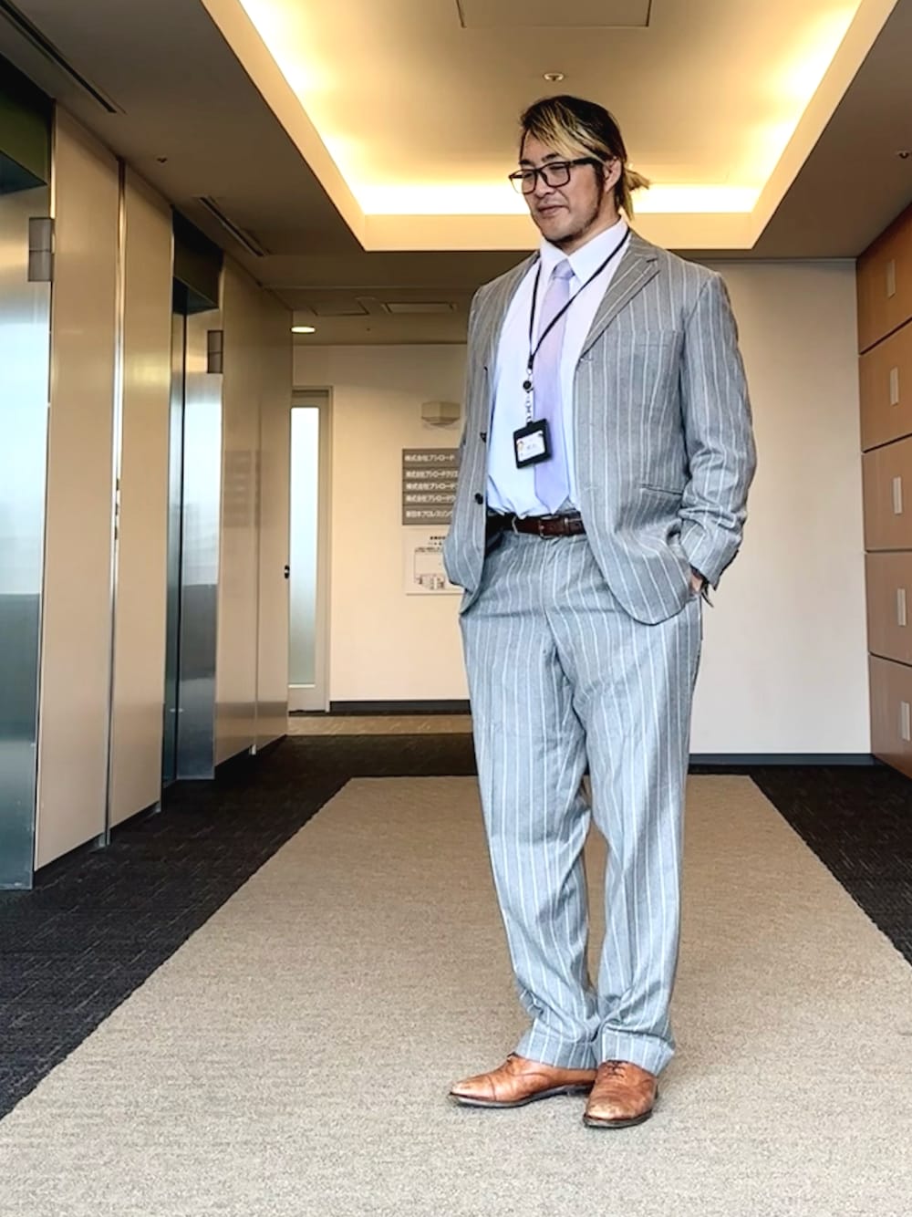 「中野坂上」｜「HERMESのアイテム（ネクタイ、パープル系）」を使った、棚橋弘至さん（メンズ・181cm）の夏コーディネートの1枚目の写真