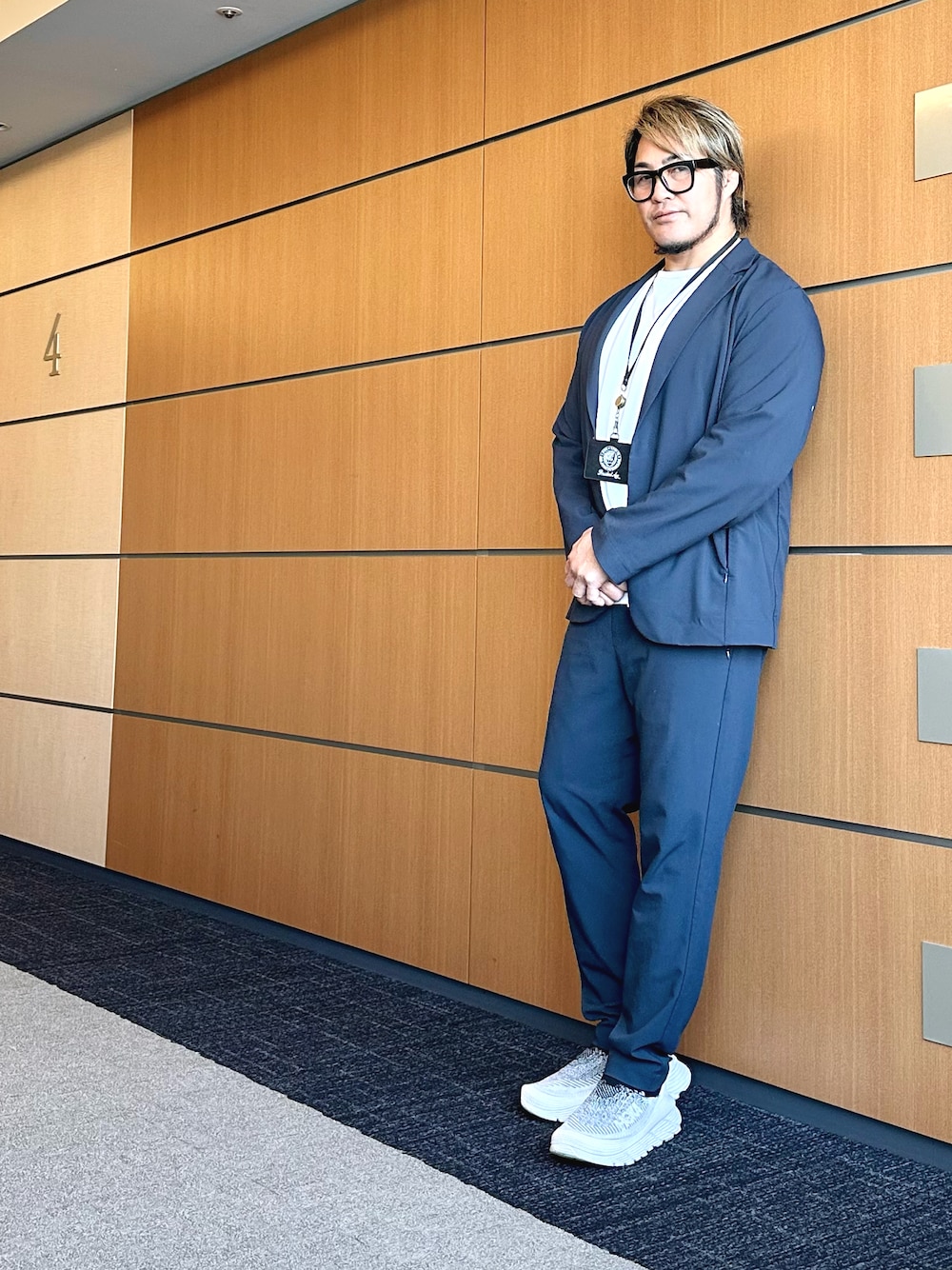 「中野坂上」｜「FIDESのアイテム（Tシャツ/カットソー、ホワイト系）」を使った、棚橋弘至さん（メンズ・181cm）の冬コーディネートの1枚目の写真