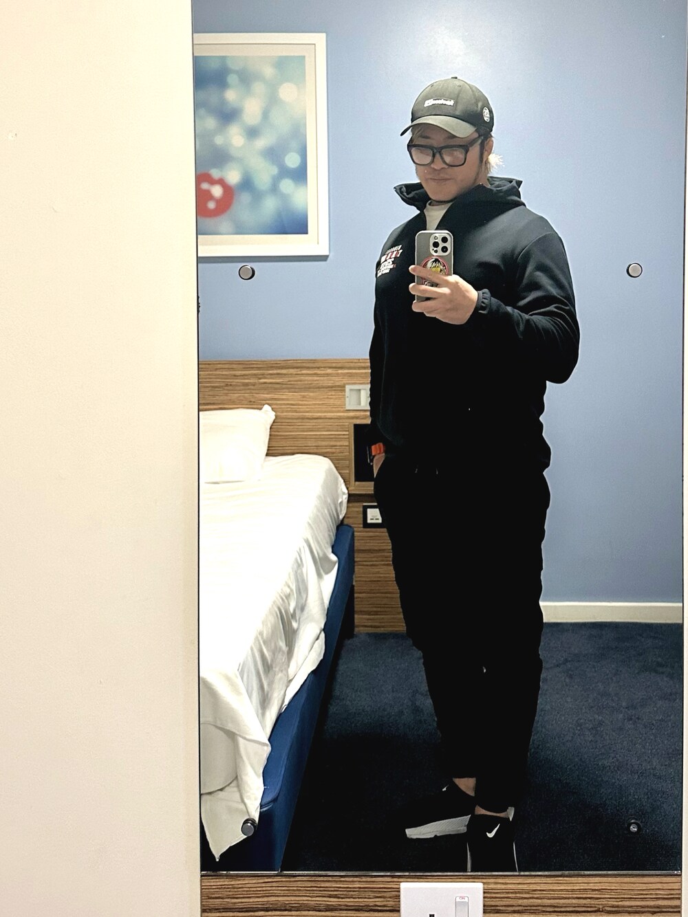 「闘魂SHOPのアイテム（パーカー、ブラック系）」を使った、棚橋弘至さん（メンズ・181cm）の秋コーディネートの1枚目の写真