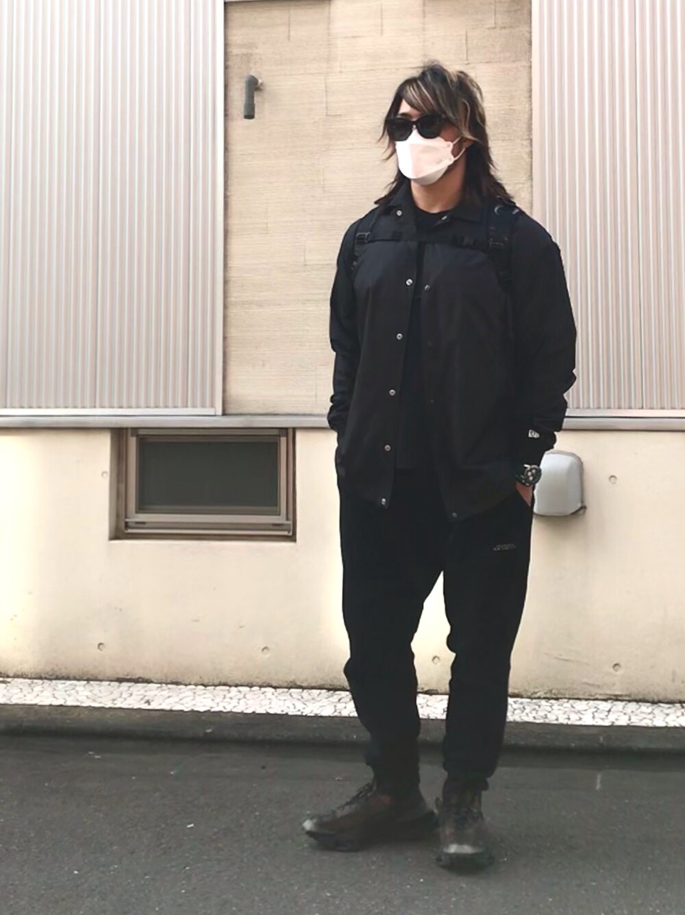 「ブラックコーデ、yohjiyamamoto」｜「BOSEのアイテム（サングラス、ブラック系）」を使った、棚橋弘至さん（メンズ・181cm）の春コーディネートの1枚目の写真